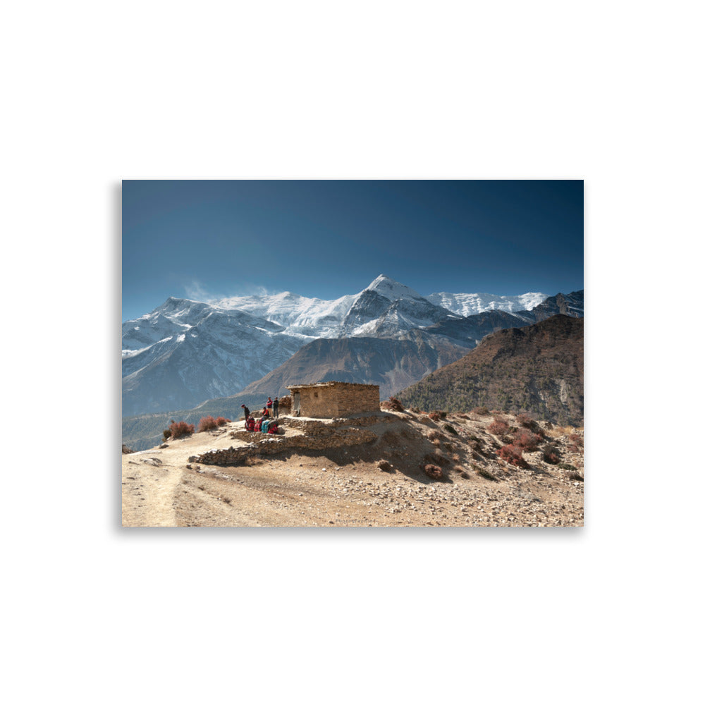 Poster "Au Seuil des Cimes" par Victor Marre, présentant des voyageurs dans l'Himalaya, idéal pour les amateurs de paysages de montagne et d'exploration.
