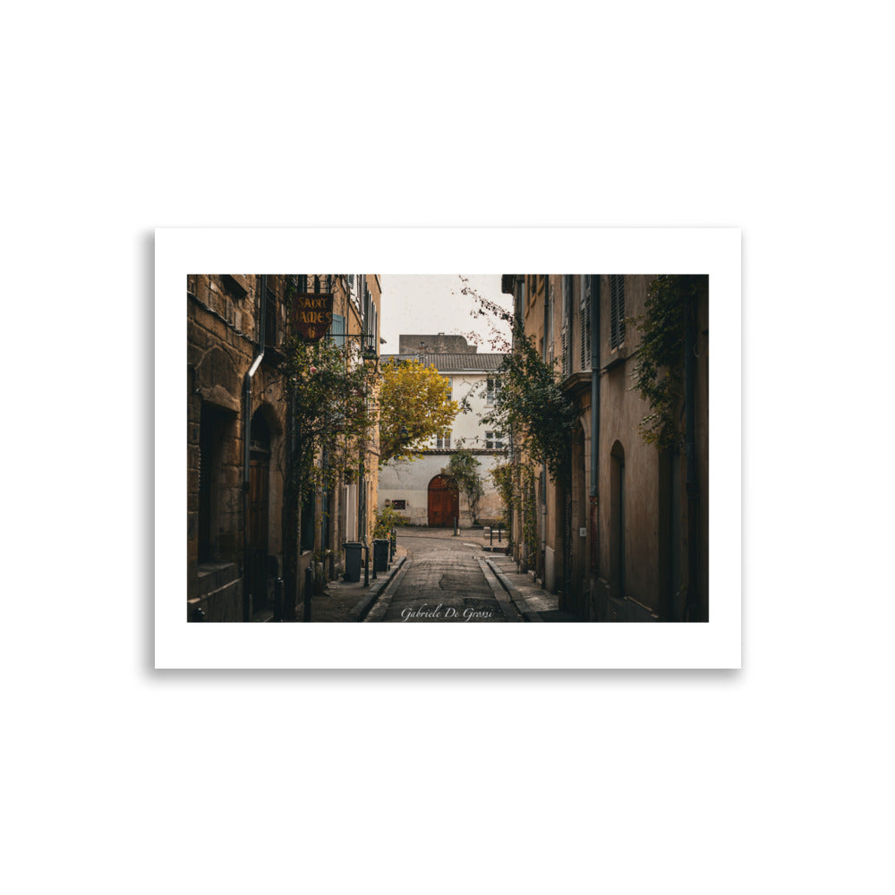 Poster "Chemin Vers l'Histoire" par Gabriele de Grossi, capturant une scène paisible et historique de rue, idéal pour ceux qui apprécient l'art mural nostalgique et élégant.