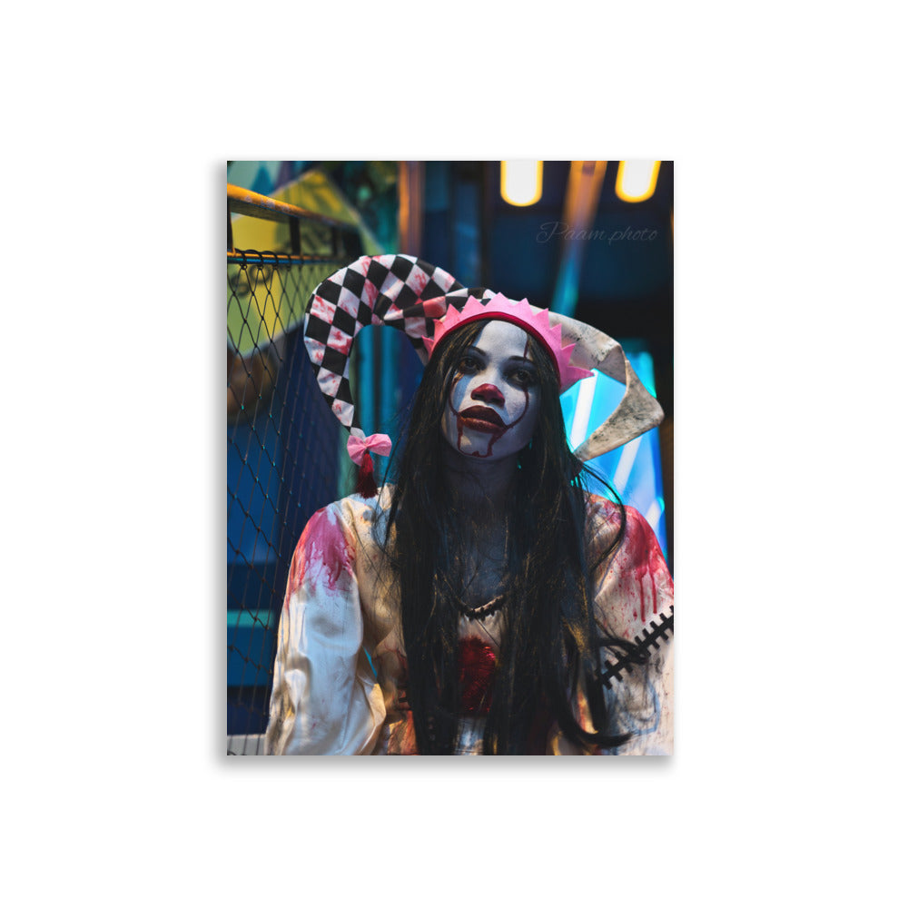 Vue artistique du poster "Mystère de Minuit" par Paam.Photo, mettant en valeur un personnage carnaval avec un maquillage expressif.