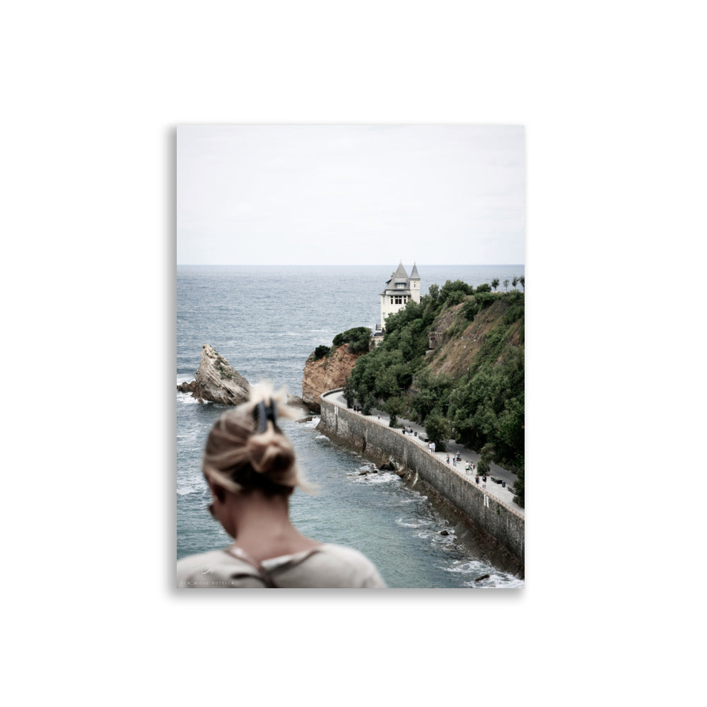 Image du poster "CDB, Mon Cbd !" illustrant une scène sereine au bord de la mer, une création de Véronique Botella.