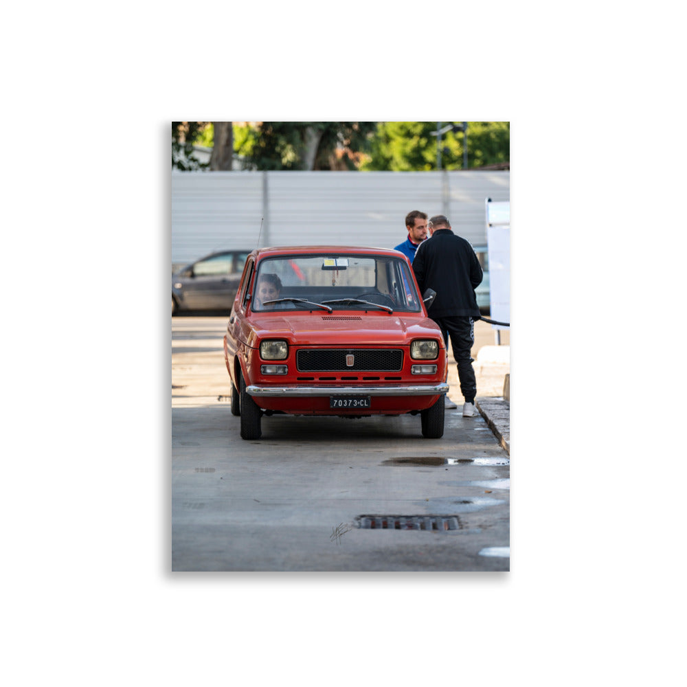 Poster "Nostalgie Urbaine" de Yann Peccard, montrant une voiture classique rouge dans une rue urbaine.