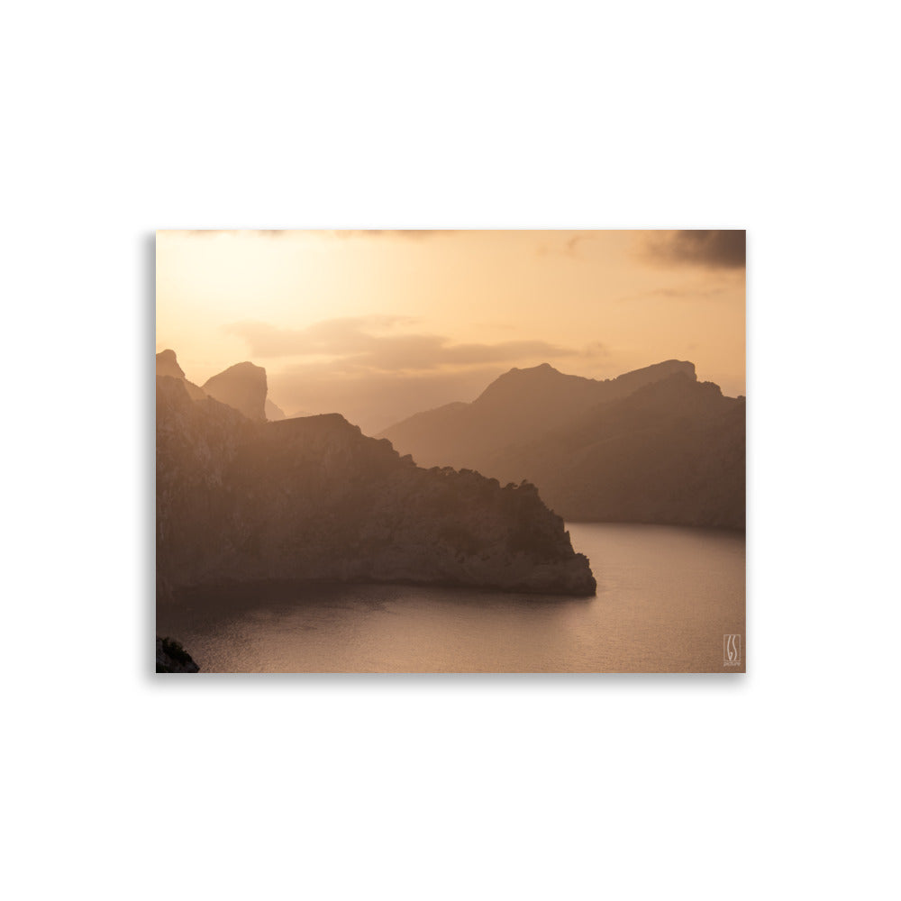 Poster "Éclat Doré de Majorque" par Galdric Sibiude, montrant un coucher de soleil magnifique sur l'île.