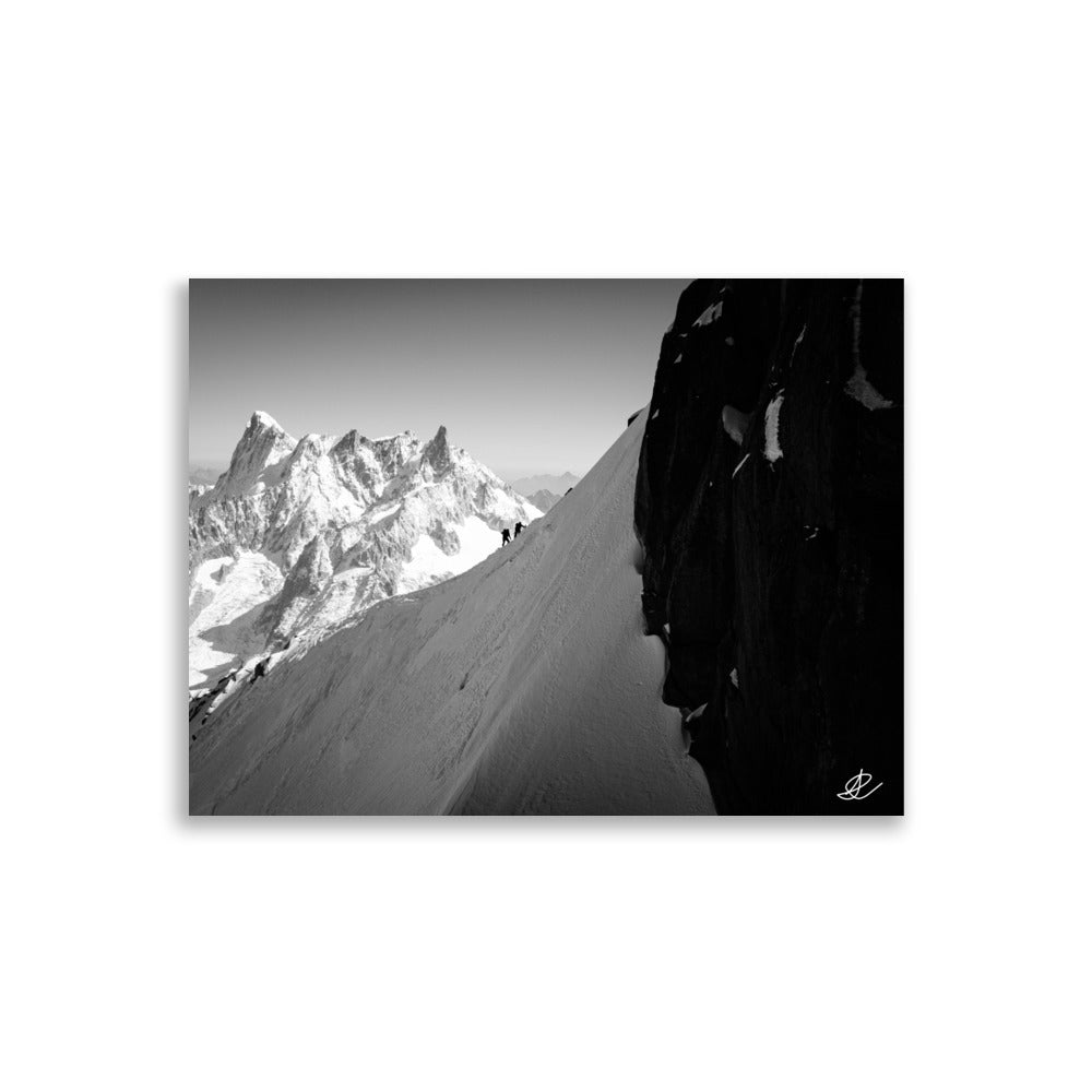 Poster en noir et blanc "Le Chemin des Cimes" par Ilan Shoham, montrant des alpinistes sur les pentes alpines.