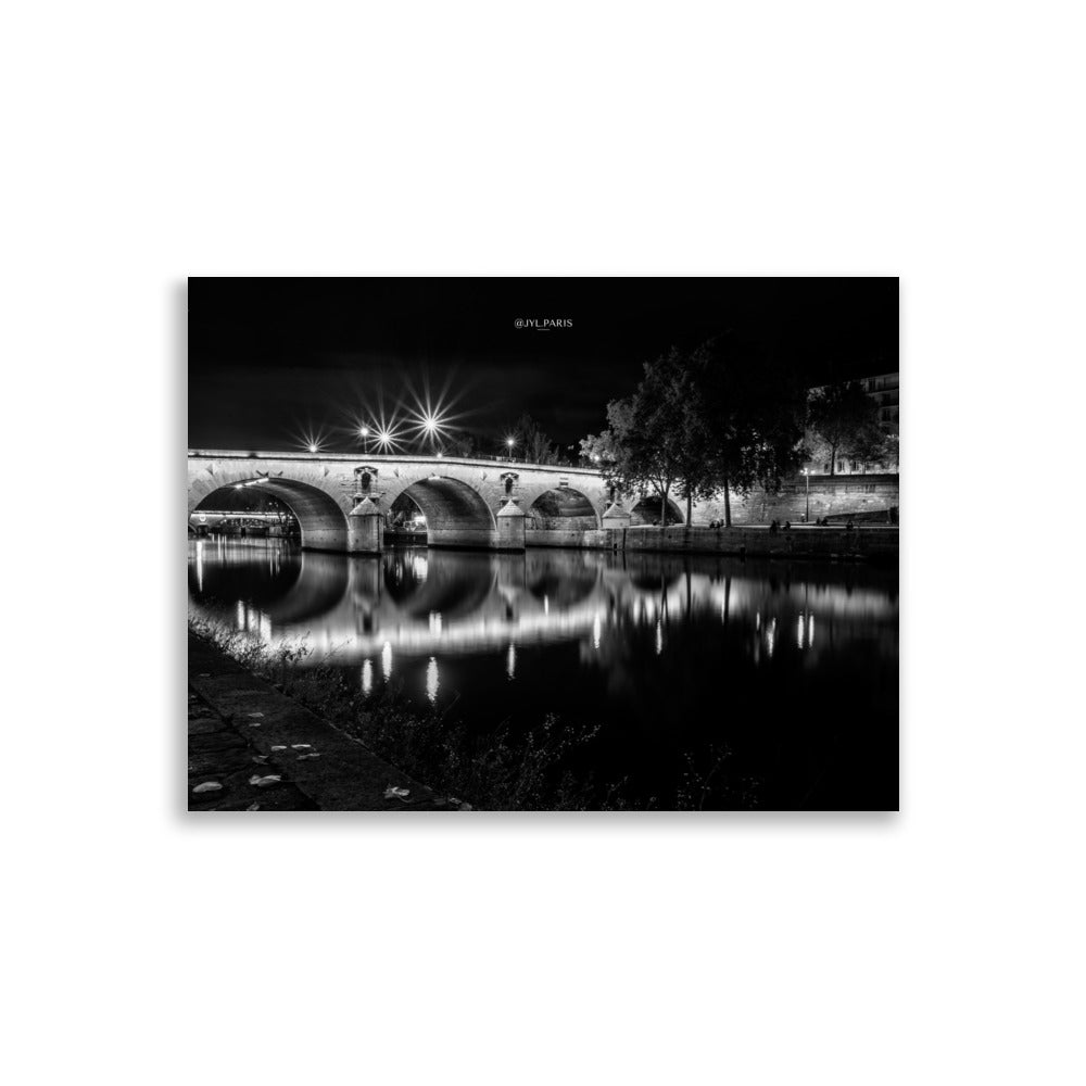 Poster en monochrome "Pont-Marie" par @JYL_PARIS, montrant le pont historique éclairé la nuit à Paris.