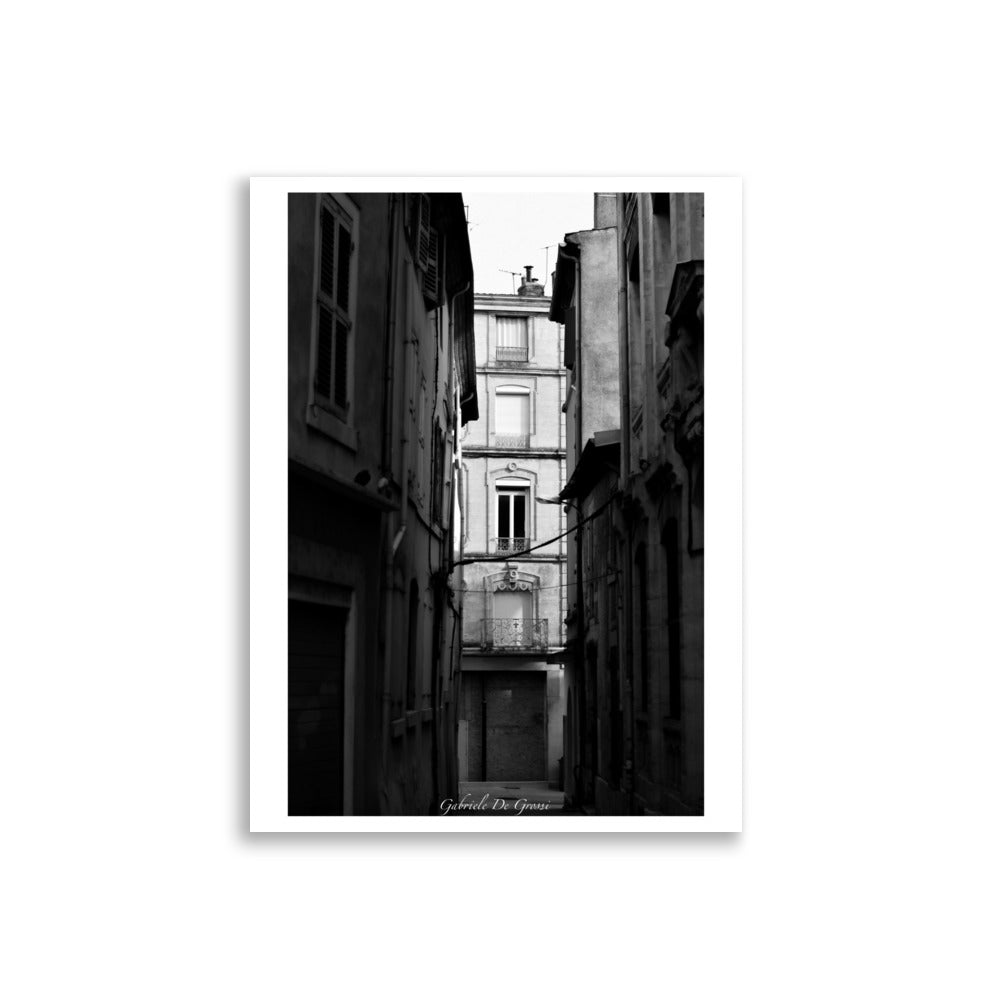 Vue monochrome de ruelles et d'architecture urbaine dans le poster "Échos Urbains en Noir et Blanc" par Gabriele de Grossi.
