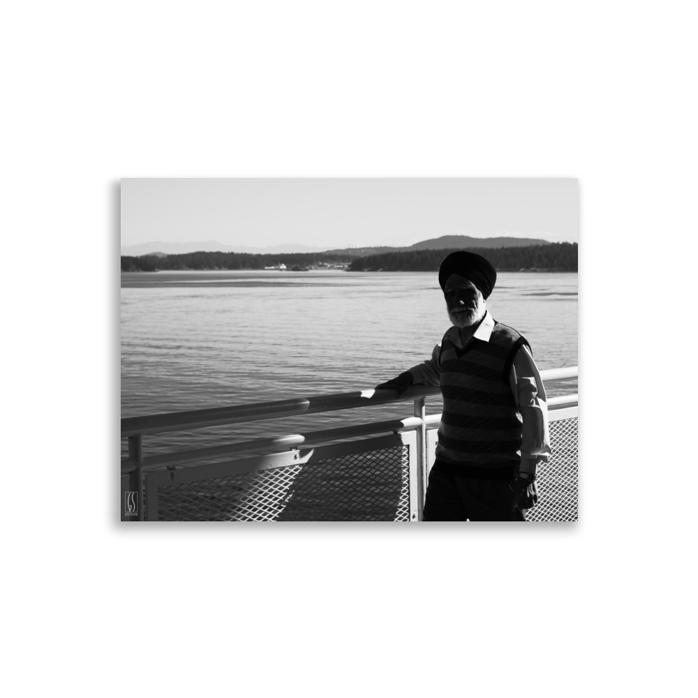 Portrait en noir et blanc d'un homme au turban regardant paisiblement l'eau dans le poster "Turban Ferry" par Galdric Sibiude.