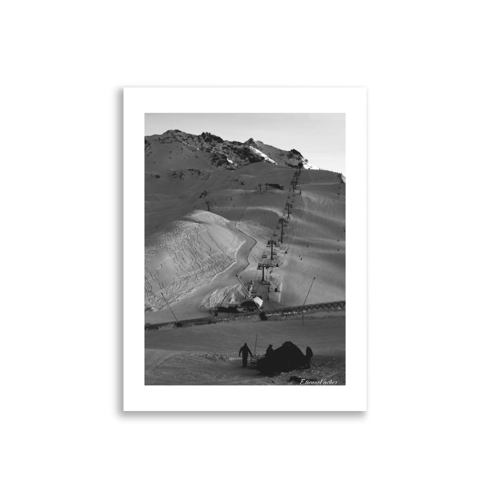 Poster "Madelaine" par Etienne Vacher, montrant une scène hivernale à Val d'Isère en noir et blanc, parfaite pour les amateurs de ski.