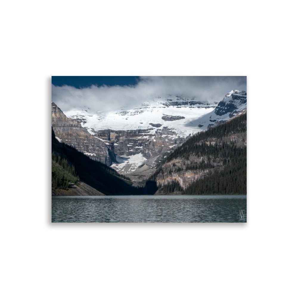 Poster "Majesté Alpine" montrant un paysage impressionnant de montagnes enneigées et d'un lac paisible, reflétant la sérénité des Alpes canadiennes.