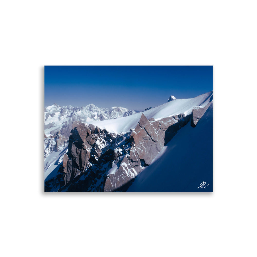 Poster "Cimes en Convoi" montrant une file d'alpinistes en pleine ascension dans les Alpes, capturant l'esprit d'aventure et la force humaine.
