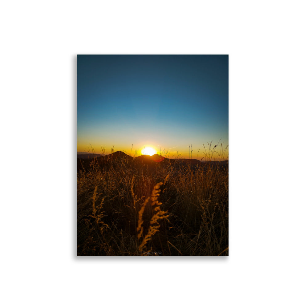 Poster "Coucher de Soleil" par @Math_shoot, illustrant un paysage apaisant avec le soleil couchant illuminant les herbes.