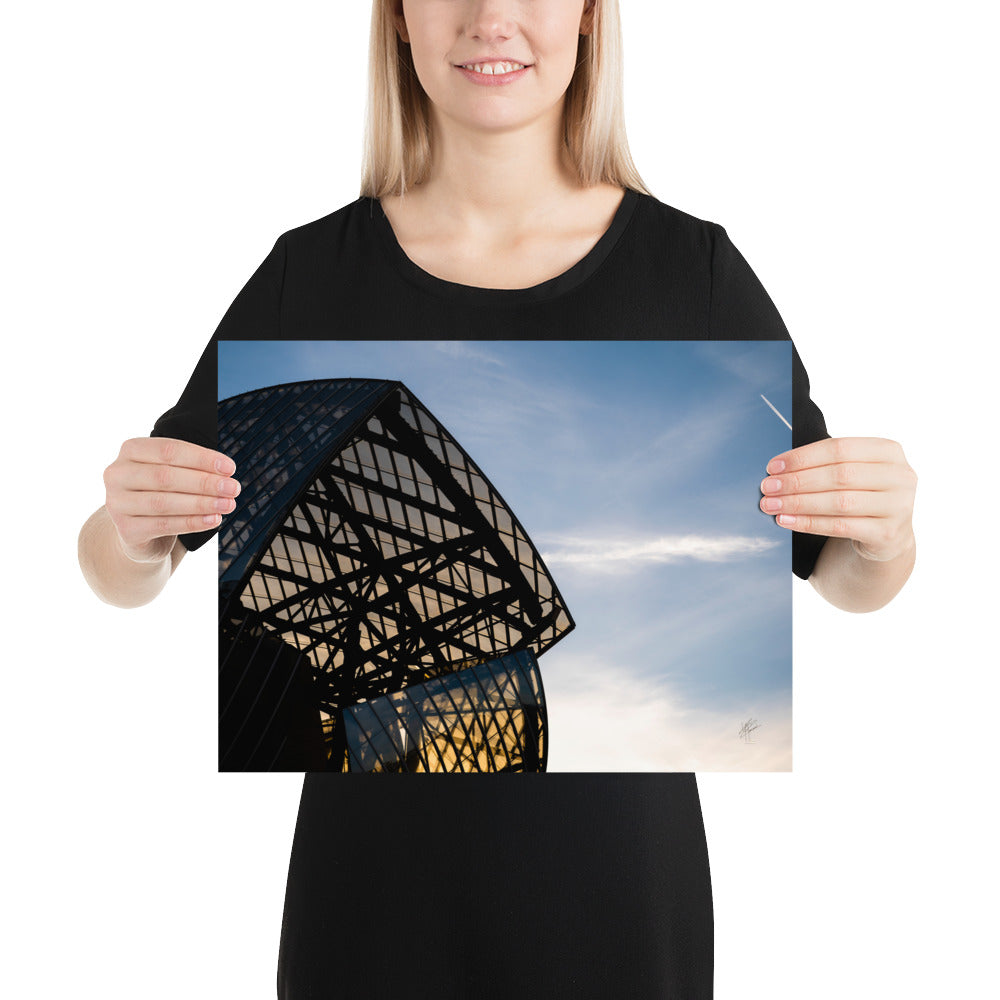 Bâtiment contemporain de la Fondation Louis Vuitton, avec ses voiles de verre et ses structures futuristes, sous un ciel bleu lumineux.