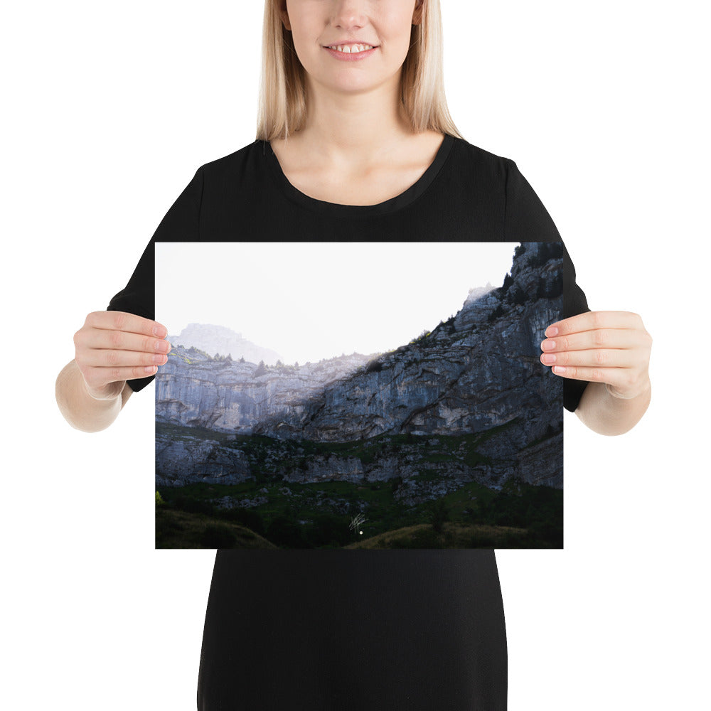 Photographie saisissante du Massif de la Tournette, capturant le moment où les premiers rayons du soleil éclairent la partie supérieure de la montagne et où l'ombre reste en bas.