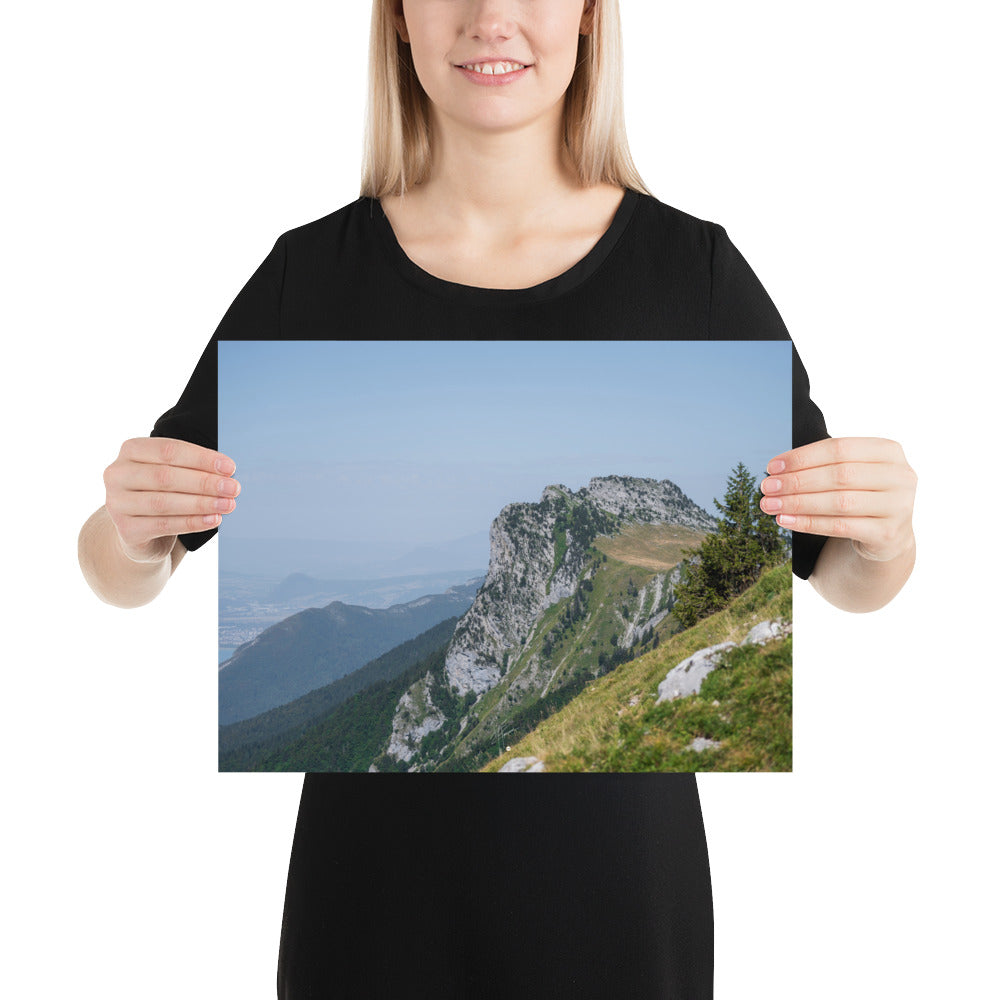 Vue panoramique du poster 'La Tournette N05', montrant une scène vertigineuse sur le flanc d'une montagne en Haute-Savoie.