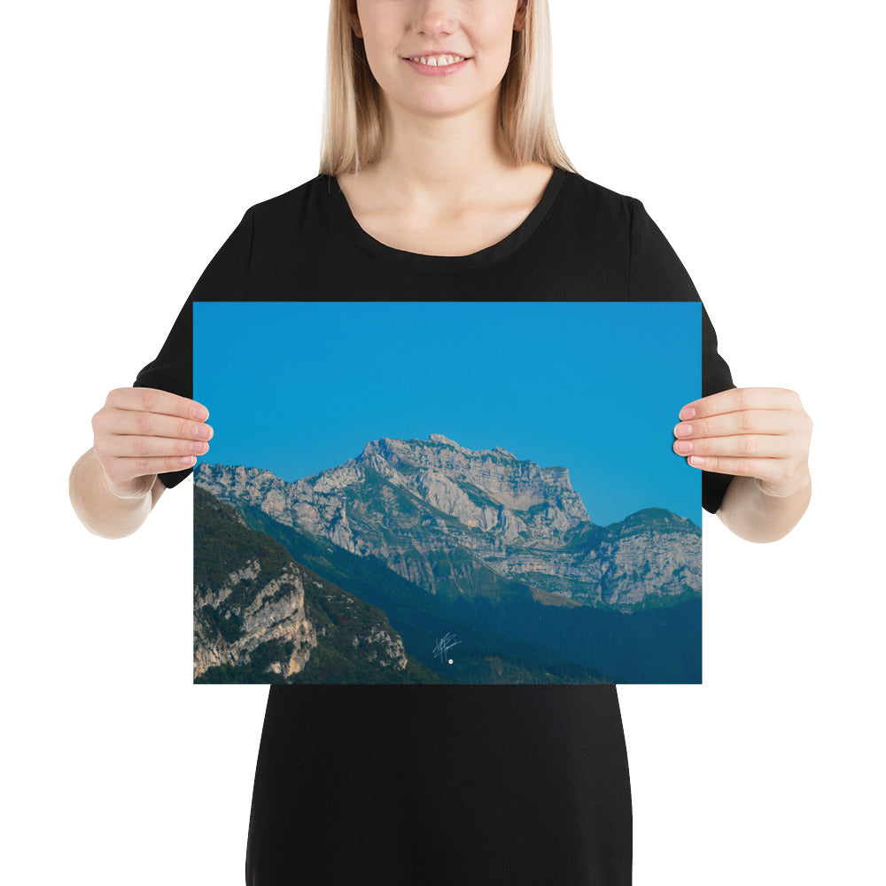 Photographie du poster 'Le Massif de la Tournette N04', offrant une vue spectaculaire sur le massif de la Tournette depuis le pied de la montagne en Haute-Savoie.