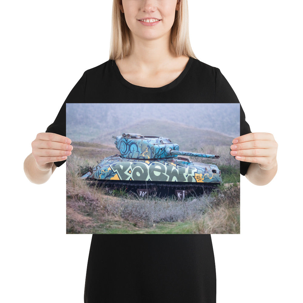 Image détaillée du 'Char Sherman', un vestige de guerre majestueusement capturé parmi les dunes, imprimé avec une précision exceptionnelle sur papier de qualité.