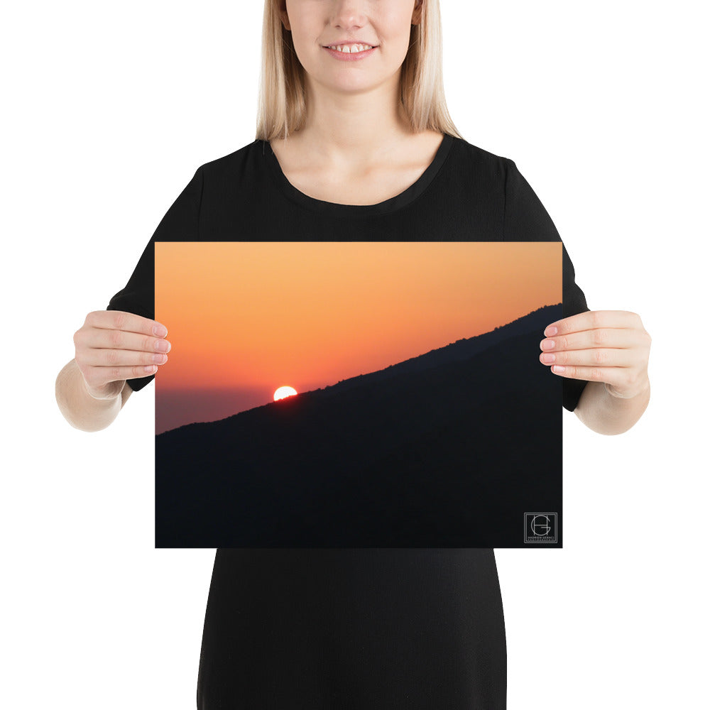 Lever de soleil scintillant sur la montagne du Canigou, capture majestueuse de la beauté éphémère de la nature, signée par Hadrien Geraci.