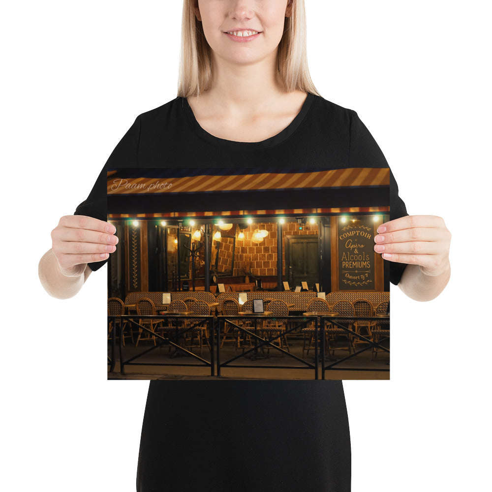 Terrasse de café parisien sous l'éclat matinal, chaises et tables alignées, ambiance paisible et éthérée – œuvre signée Antony Porlier.