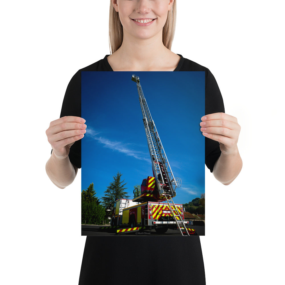 Image du poster 'Droit au ciel' montrant un camion de pompiers avec son échelle étendue vers le ciel, capturée par Math Shoot Fr, symbolisant le courage et le dévouement des sauveteurs.