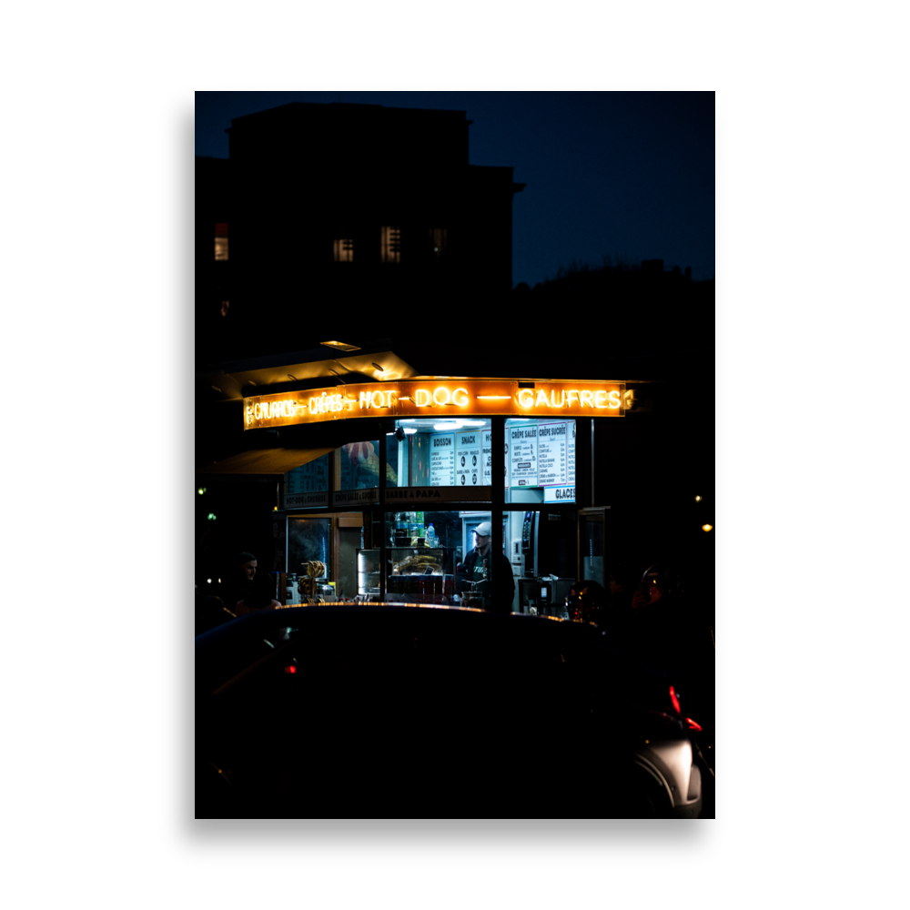 Poster - Kiosque N01 – Photographie de rue en pleine nuit à Paris – De la photographie murale et des posters unique au monde. La boutique de posters créée par Yann Peccard un Photographe français.