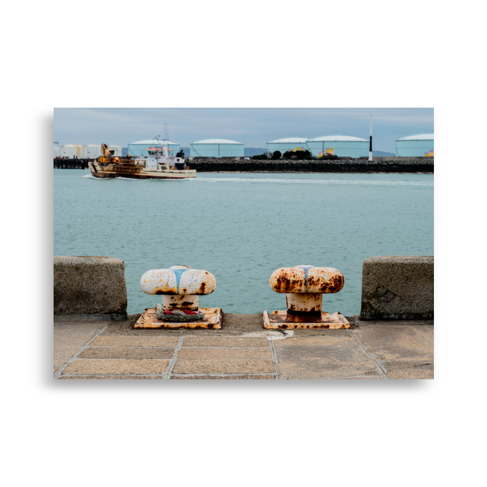 Poster du Havre avec bollards ornés de dessins de strings