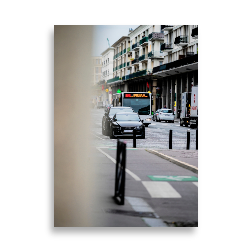 Poster d'une Audi RS3 noire stationnée dans une rue du Havre