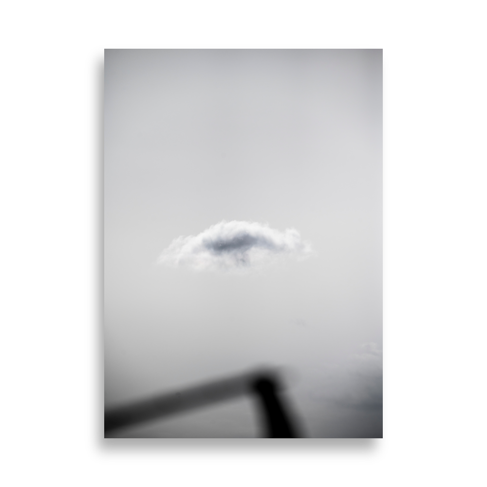 Poster de photographie d'un nuage blanc solitaire dans un ciel gris.