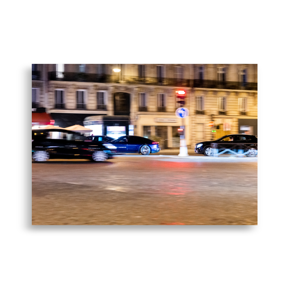 Poster d'une photographie de nuit d'une Porsche Panamera bleue roulant dans les rues de Paris.