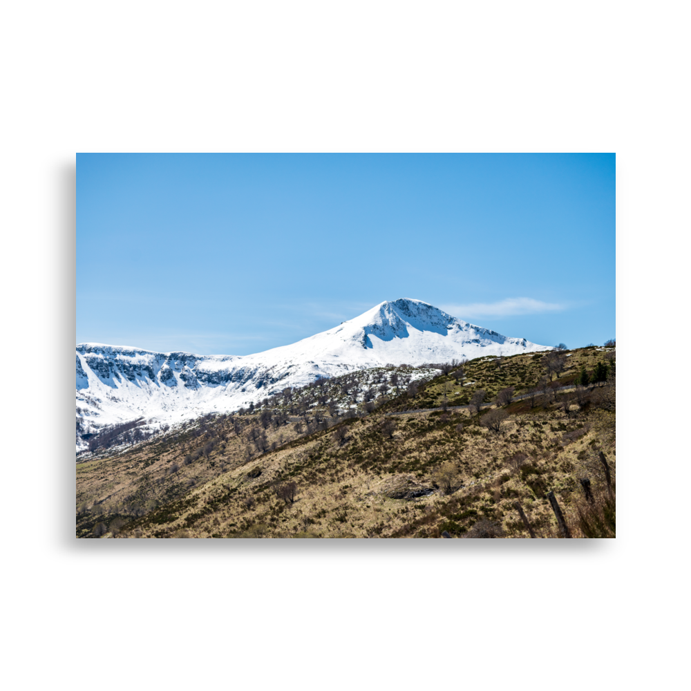 Poster d'une photographie du Puy Mary enneigé et des montagnes sèches au premier plan.