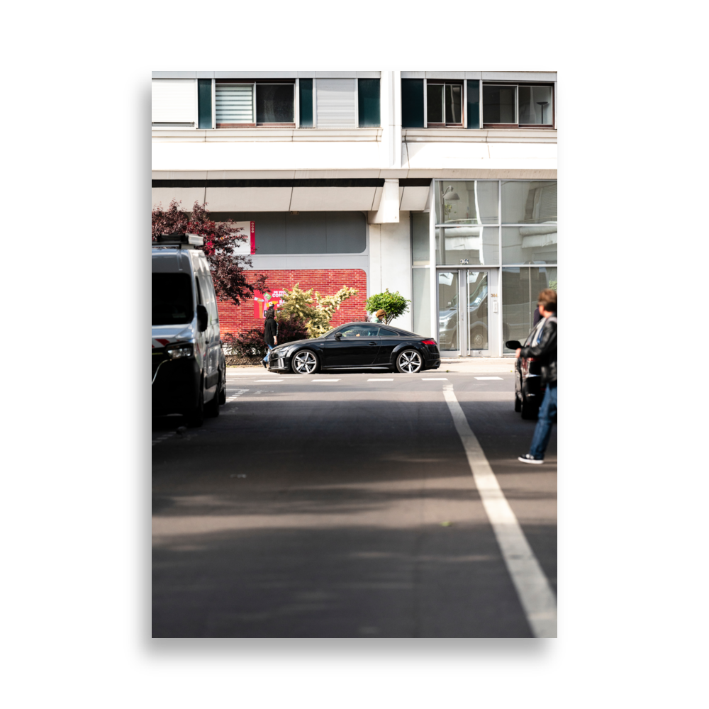 Poster de photographie de rue d'une Audi TT noire garée à Paris, mise en valeur par la lumière du soleil.