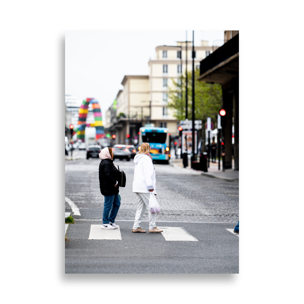 Poster de photographie de rue montrant deux touristes traversant une rue du Havre, avec la sculpture "Catene de containers" en arrière-plan.