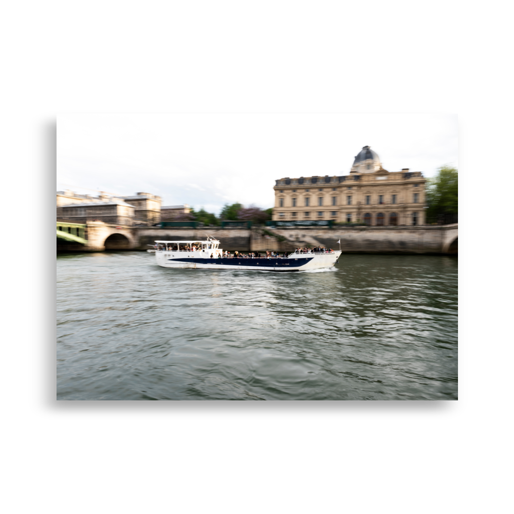 Affiche "Paris Montparnasse Bateau-Mouche" représentant un bateau-mouche sur la Seine à Paris.