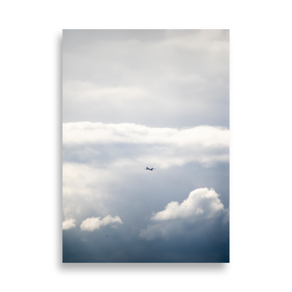 Photographie d'un avion volant dans des nuages lumineux.