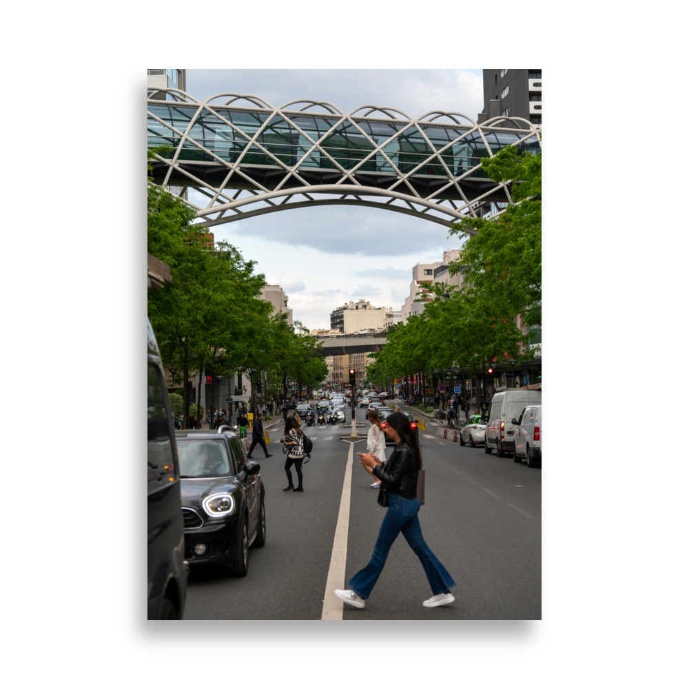 Photographie de rue au centre commercial Beaugrenelle à Paris, montrant une passerelle et des personnes traversant la rue.