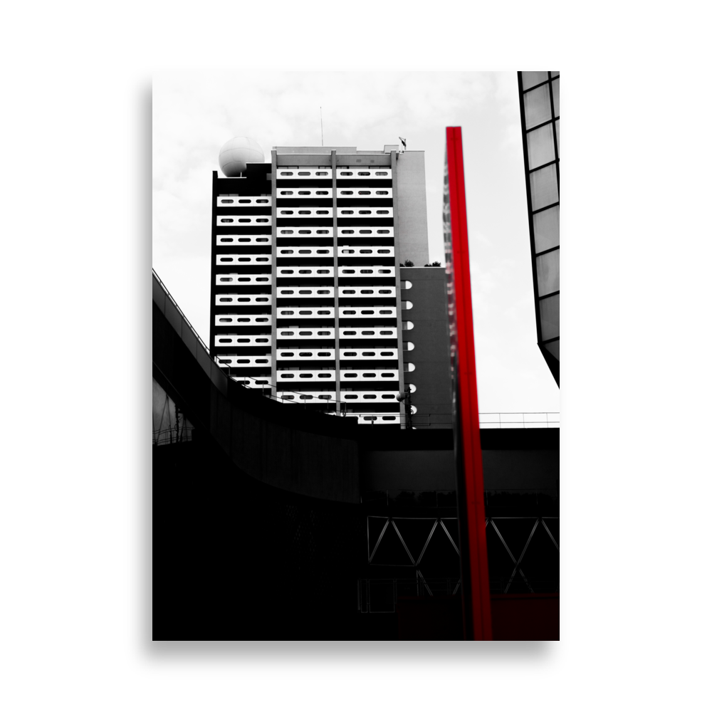Photographie noir et blanc d'un bâtiment de style vintage des années 60 avec un élément rouge distinctif.