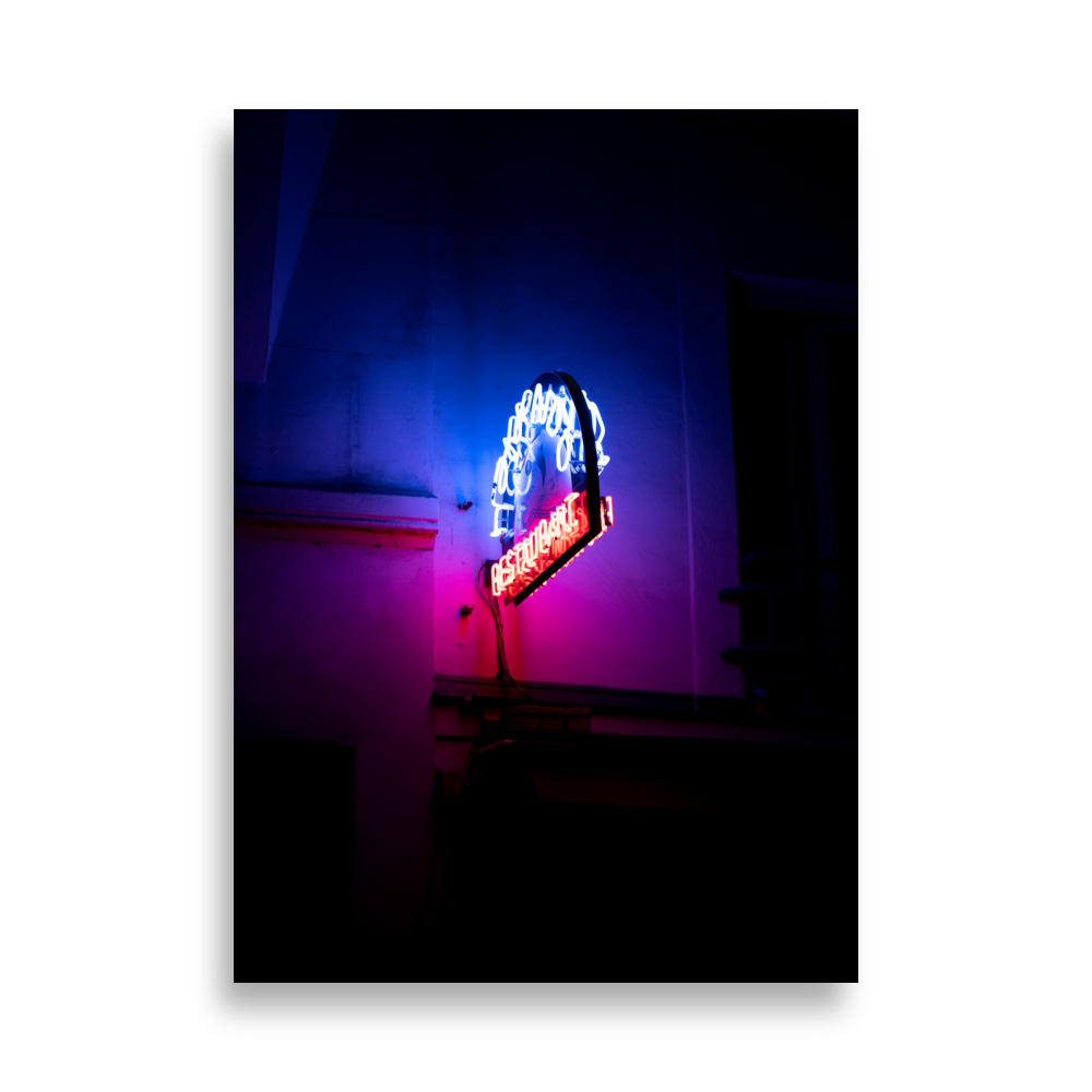 Enseigne néon bleu-rouge d'un restaurant à Paris, la nuit.