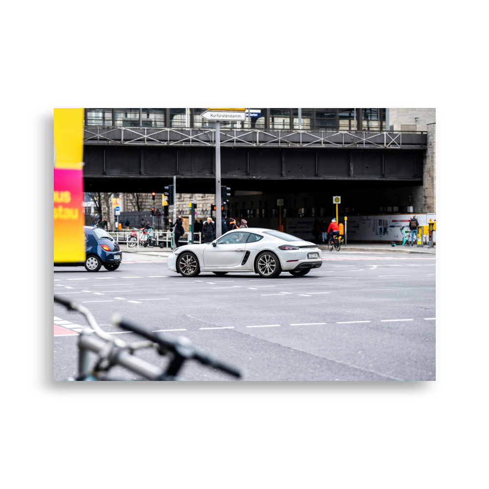 Une belle Porsche Cayman 718 dans les rues de Berlin, nécessitant un léger nettoyage.