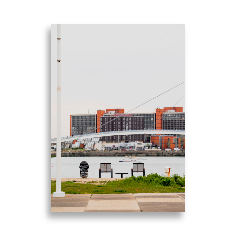 La passerelle du bassin du commerce au Havre, avec deux chaises d'extérieur face à l'eau.