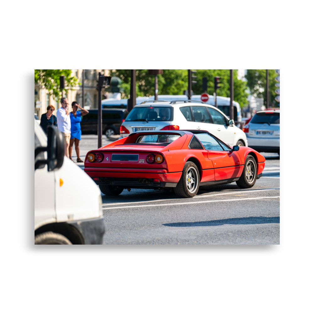 Ferrari 328 GTS dans une rue de Paris.