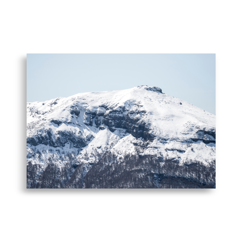 Poster de photographie des montagnes enneigées du Cantal, offrant un paysage hivernal spectaculaire.