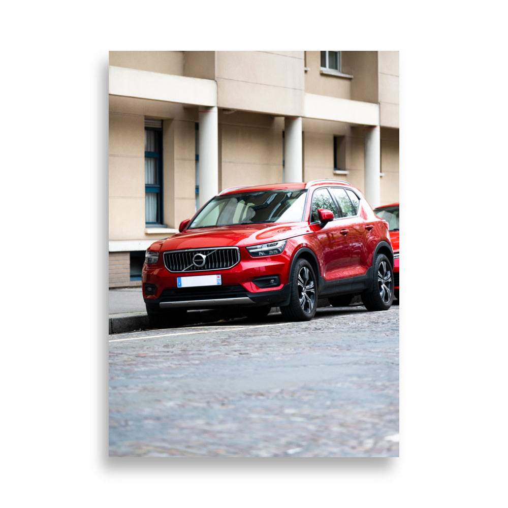 Poster automobile du Volvo XC40 rouge, un SUV puissant et moderne, garé dans la rue.