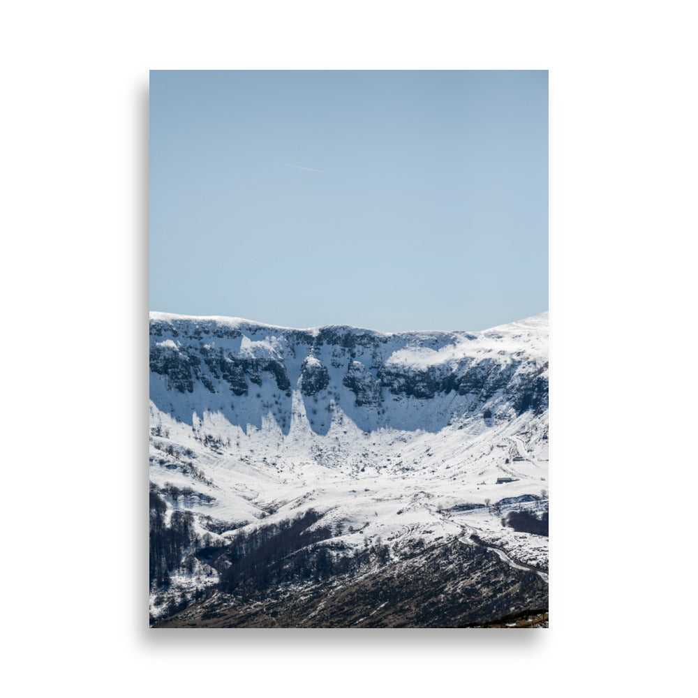 Montagnes du Cantal - Paysage enneigé d'une chaîne de montagnes majestueuses - La Boutique du Poster