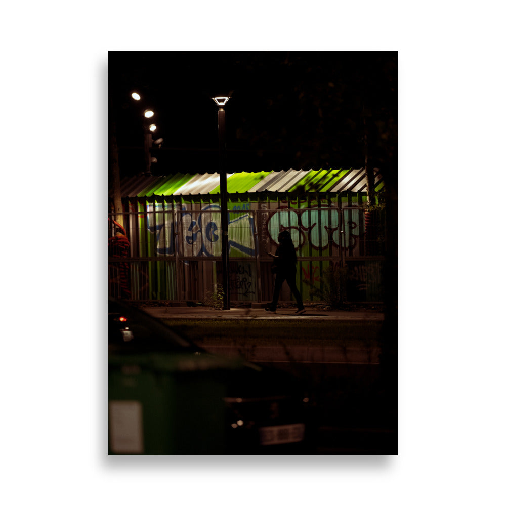 Poster de rue de nuit, capturant l'atmosphère vibrante de la vie urbaine.