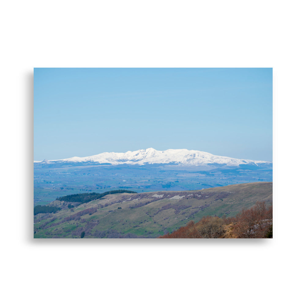 Poster Paysages du Cantal N05 - Une représentation artistique des paysages époustouflants du Cantal, entre verdure et montagnes enneigées.