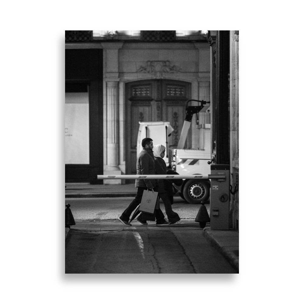Poster Photo de rue N27 - Une photographie en noir et blanc captivante des rues de Paris, figeant l'essence même de la ville des lumières.