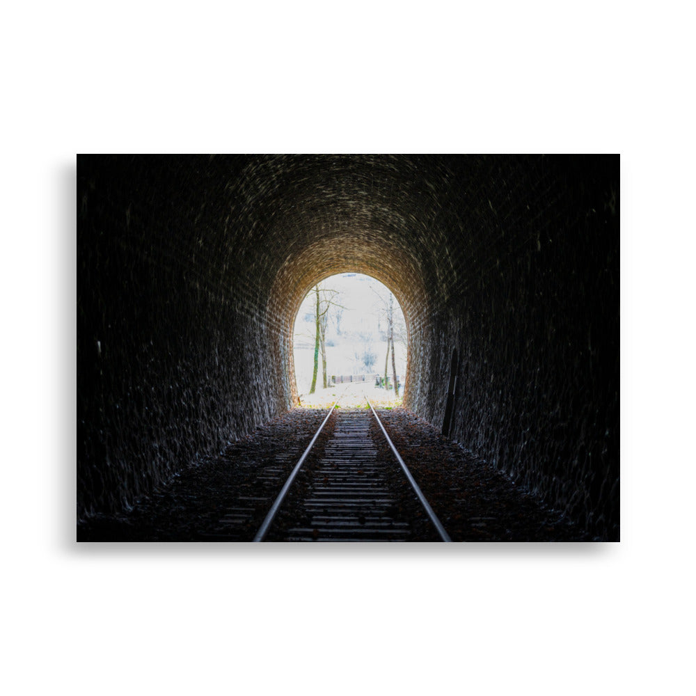 Poster Le Bout du Tunnel, une photographie captivante d'un ancien chemin de fer, idéal pour ceux qui cherchent à ajouter une touche d'évasion et de fascination à leur décoration intérieure.