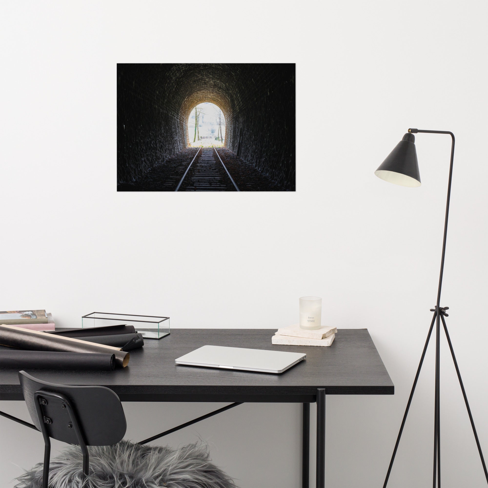 Poster Le Bout du Tunnel, une photographie captivante d'un ancien chemin de fer, idéal pour ceux qui cherchent à ajouter une touche d'évasion et de fascination à leur décoration intérieure.