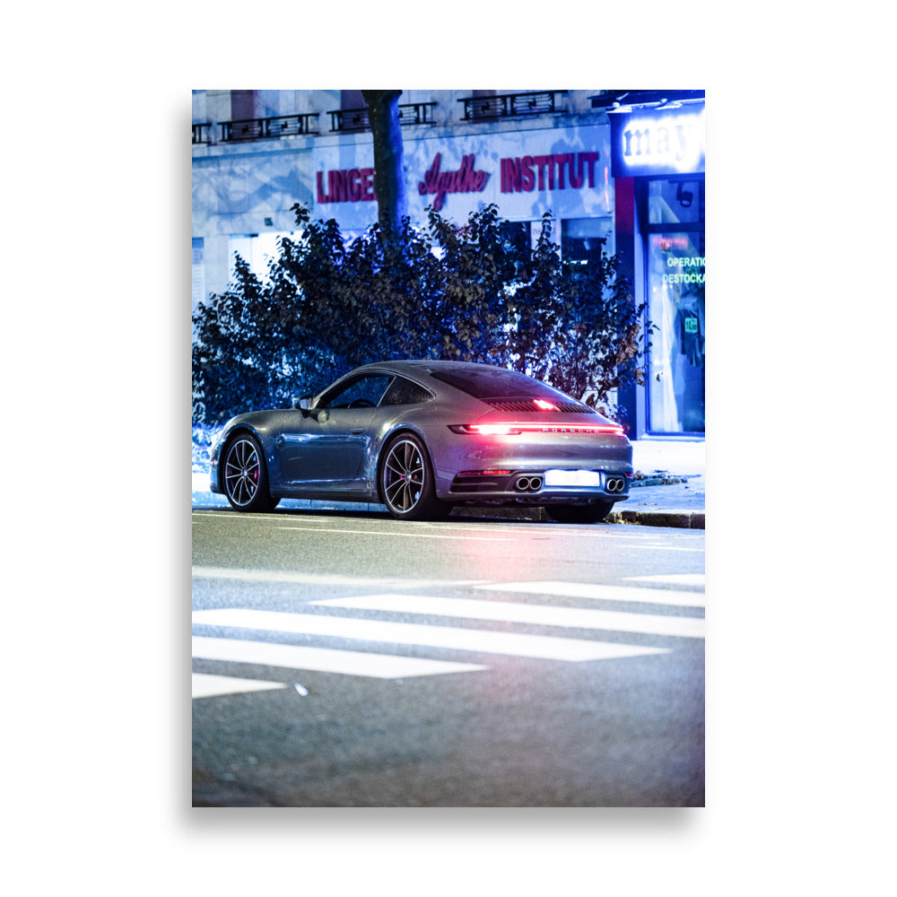 Poster d'une Porsche 911 Carrera S garée sous la pluie de nuit à Paris