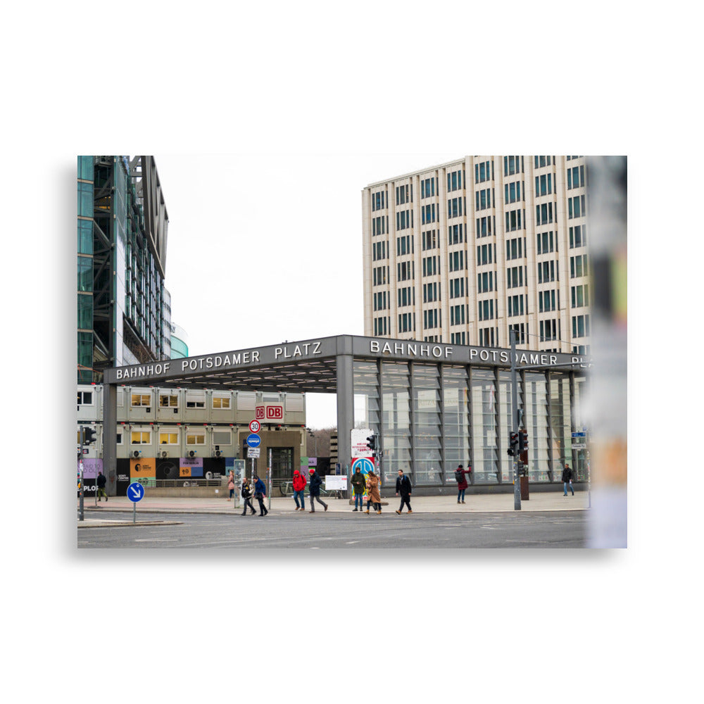 Photographie 'Bahnhof Potsdamer Platz' représentant l'extérieur de la gare à Berlin