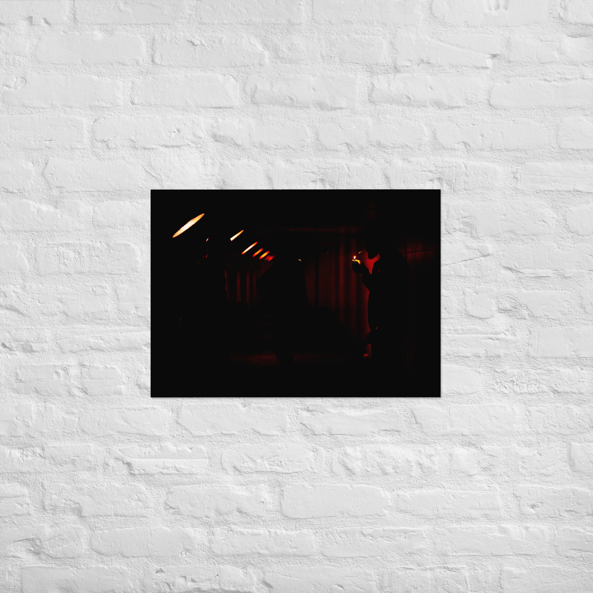 Poster Lueur dans l'Obscurité d'un homme allumant sa cigarette dans un tunnel éclairé en rouge