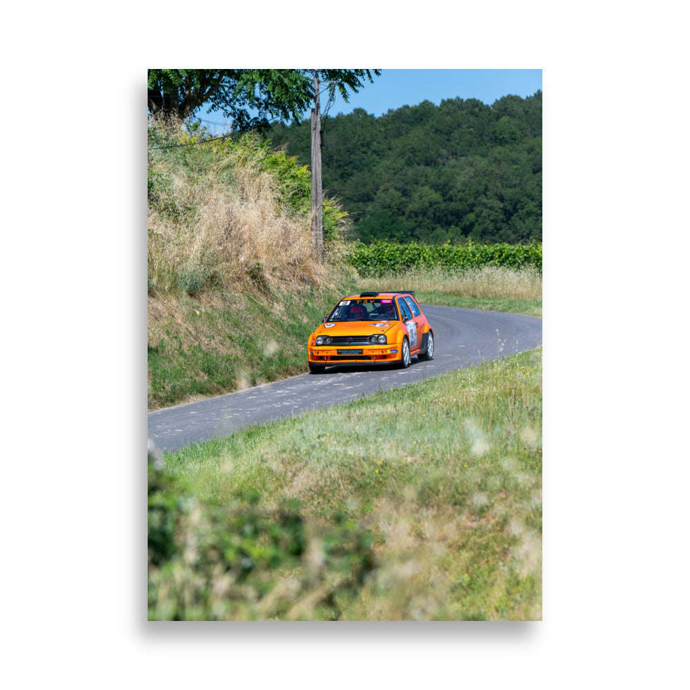 Poster 'Volkswagen Golf 3 Rallye' montrant une voiture de rallye Volkswagen Golf 3 orange en plein course